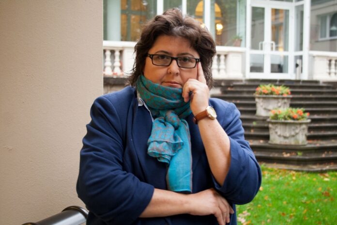 Noua directiva neo-marxista. Alina Mungiu-Pippidi: Fără eliminarea banilor cash, reforma lui Bolojan nu va schimba România pe termen lung