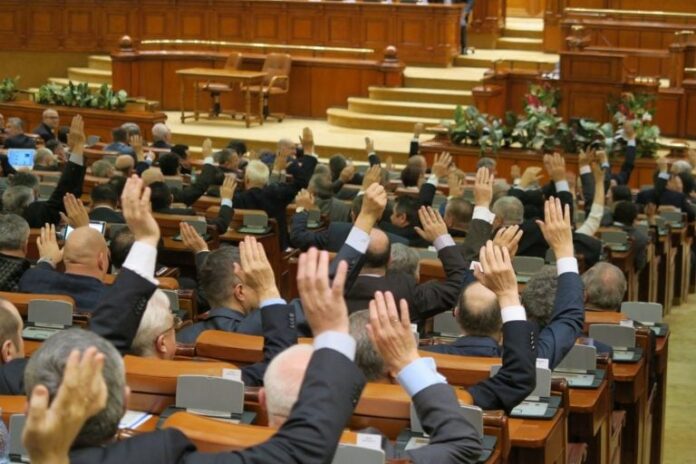 APADOR-CH îi cere lui Nicușor să retrimită Parlamentului legea anti-legionari