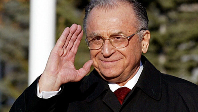 Man: Ion Iliescu este expresia și protejatul securismului românesc, vina lui principală este c-a girat supraviețuirea părții nocive a statului totalitar român! Iliescu a generat un sistem de putere submediocru dpdv intelectual. Singurul lui merit e că n-a pus justiția pe urmele categoriilor profesionale, așa cum a făcut Băsescu