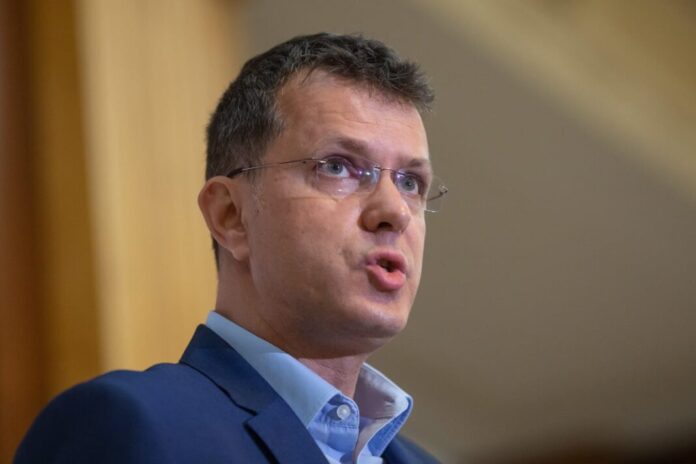 Exclusiv ECOPOLITIC! Ministrul Apărării, explicații de ce nu a făcut Armata: Am început o facultate…am mai început una..