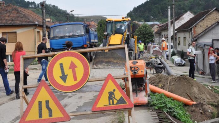 Proiecte de apă și canalizare întârziate chiar și 10 ani. Experți: costurile se pot dubla din cauza birocrației