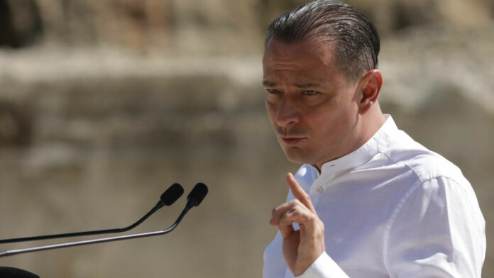 Daniel Băluţă a recitat la TV din Paraziţii, versuri care îl ”inspiră”: ”Proştii par concepuţi pe cale artificială”