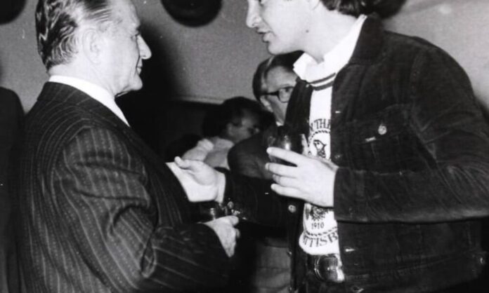 Mircea Dinescu, sfătuit de americani să se îmbogățească rapid, îi donează 1000 de lei lui Ilie Bolojan!