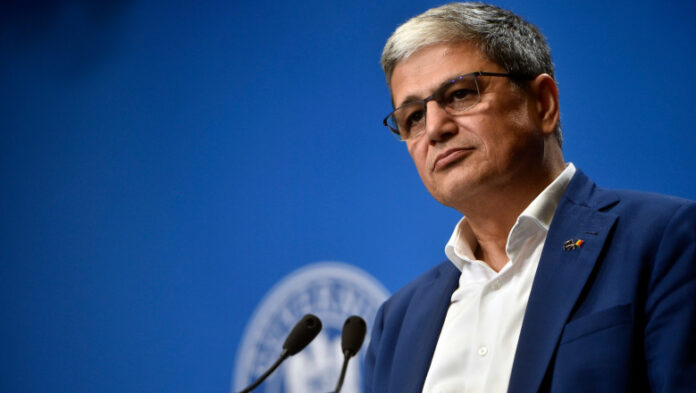 Liviu Alexa dă mare lovitură de presă! Marcel Boloș era “Ministrul Fundurilor Europene”, care-și aratǎ organul genital de preot misionar ortodox, vrând să seducă astfel un alt homosexual. Dovezi foto și video!