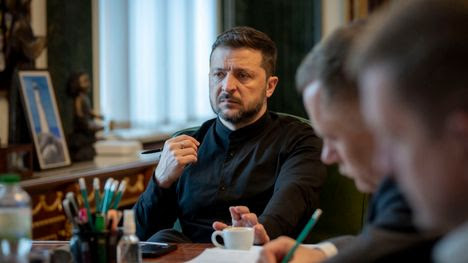 Dan Diaconu analizează posibilitatea ca Zelensky să fie (auto)eliminat de la conducerea Ucrainei din cauza scandalurilor de corupție.