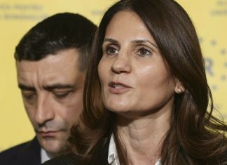 Scurtă scenetă între Ancuța Alexandrescu și Andrei Gușă. Candidata care nu mai e ”a-Voievodului” e curioasă despre tată și mâncătoare de covrigi, iar Sarmiza Andronic i-a identificat dușmanul, e cu ”Te iubesc să moară mama!”