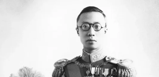 Senzaționala poveste a vieții ultimului împărat al Chinei, cu pușcărie, măturat de străzi și acuzații de homosexualitate!