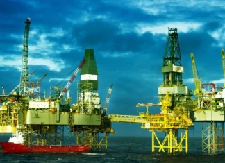 Jocul pervers al OMV Petrom. Extrage gaz din Marea Neagră, dar taie locuri de muncă!