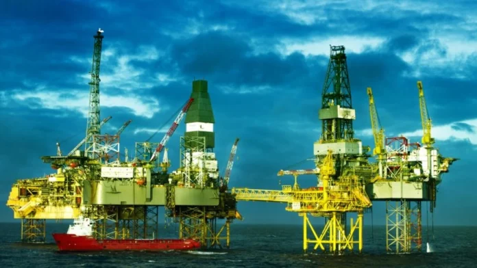 Jocul pervers al OMV Petrom. Extrage gaz din Marea Neagră, dar taie locuri de muncă!