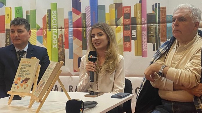 FOTO/VIDEO Lansare de carte la Gaudeamus: Daria Gușă prezintă volumul “Barometrul Puterii Geopolitice și Noua Ordine Mondială”