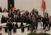 Deputații turci s-au luat la bătaie în plenul Parlamentului!