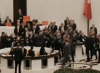 Deputații turci s-au luat la bătaie în plenul Parlamentului!