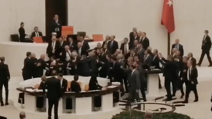 Deputații turci s-au luat la bătaie în plenul Parlamentului!