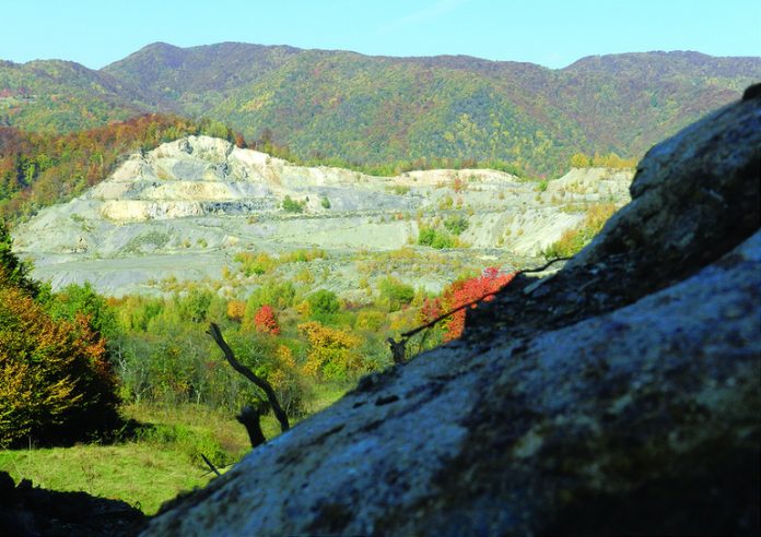 O companie controlată de Blackrock (Rothschild) a cumpărat pe bani puțini exploatarea de aur de la Certeje-Hunedoara. 30 de milioane de dolari, pentru aur ce valorează cel puțin 2 miliarde de dolari! #RomâniaFurată