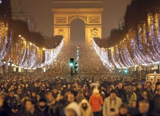 Parisul anulează concertul de Revelion de pe Champs-Élysées. Presa franceză vorbește despre incapacitatea statului de a controla mulțimile!