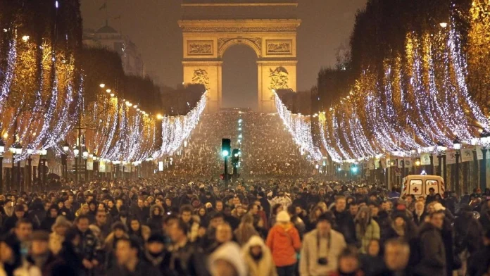 Parisul anulează concertul de Revelion de pe Champs-Élysées. Presa franceză vorbește despre incapacitatea statului de a controla mulțimile!