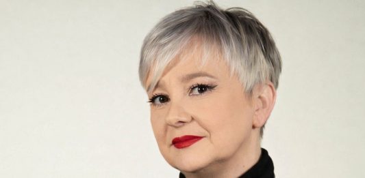 Sarmiza Andronic despre jocul compromisurilor din Coaliție pentru rămânerea lui Bolojan ca premier, imposibilitatea alegerilor parlamentare anticipate, problemele interne din AUR și cvasi-dispariția lui George Simion