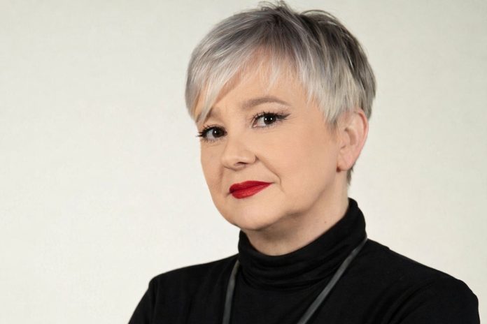 Sarmiza Andronic despre jocul compromisurilor din Coaliție pentru rămânerea lui Bolojan ca premier, imposibilitatea alegerilor parlamentare anticipate, problemele interne din AUR și cvasi-dispariția lui George Simion