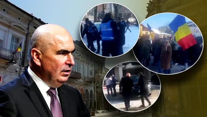 Bolojan începe să fugă de furia românilor. La Botoșani a fost scos de SPP pe ușa din spate!