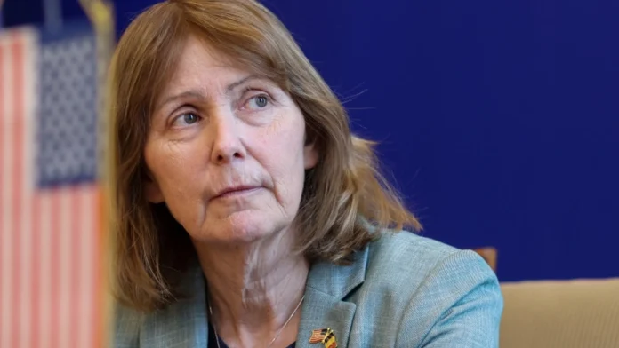 Americanii ne-au trimis ambasadori “defecți”. Kathleen Kavalec a expus “artă satanică cu bebeluși”!