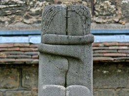 CURATORIAL.RO: Povestea „Sărutului” lui Brâncuşi așezat pe mormântul unei misterioase rusoaice în cimitirul Montparnasse