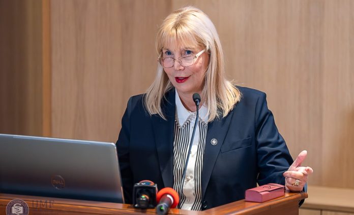 ZIARDECLUJ: Cu ce se mai ocupă “rectorița” UMF Cluj?! ZIARDECLUJ: Cu ce se mai ocupă “rectorița” UMF Cluj?!