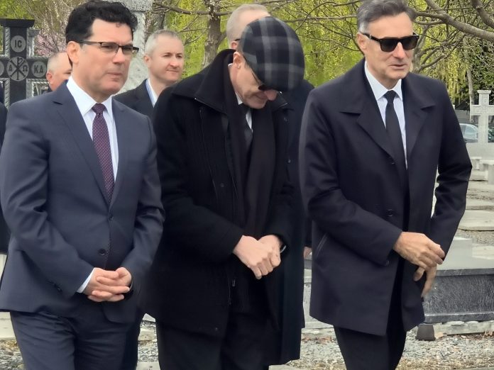 La înmormântarea profesorului Liviu Maior, a reapărut și celebrul Florian Coldea, alături de oameni din rețeaua sa de influență, Remus Pricopie, Ioan Aurel Pop, Vasile Dîncu! La înmormântarea profesorului Liviu Maior, a reapărut și celebrul Florian Coldea, alături de oameni din rețeaua sa de influență, Remus Pricopie, Ioan Aurel Pop, Vasile Dîncu!