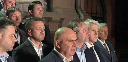 Criza politică din RO în presa internațională (Reuters, AFP, EFE, POLITICO): Pe români îi așteaptă luni de instabilitate cu decăderea ratingului financiar al țării!