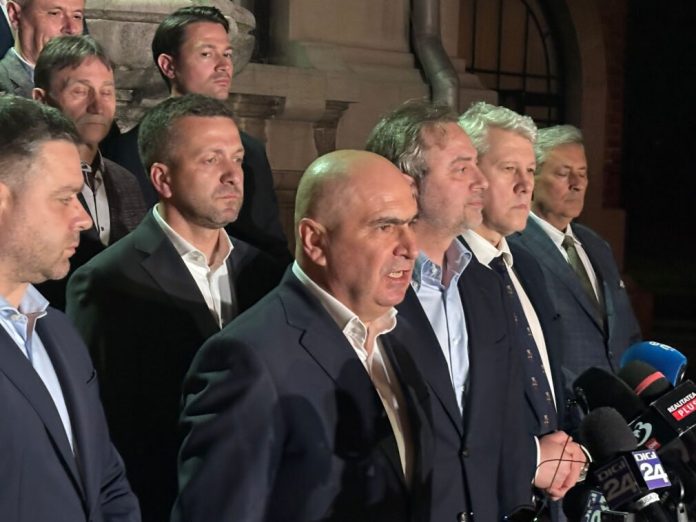 Criza politică din RO în presa internațională (Reuters, AFP, EFE, POLITICO): Pe români îi așteaptă luni de instabilitate cu decăderea ratingului financiar al țării! Criza politică din RO în presa internațională (Reuters, AFP, EFE, POLITICO): Pe români îi așteaptă luni de instabilitate cu decăderea ratingului financiar al țării!