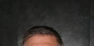 O FLOARE ȘI DOI GRĂDINARI