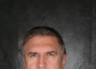 O FLOARE ȘI DOI GRĂDINARI