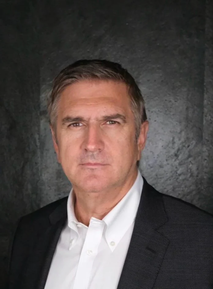 O FLOARE ȘI DOI GRĂDINARI O FLOARE ȘI DOI GRĂDINARI