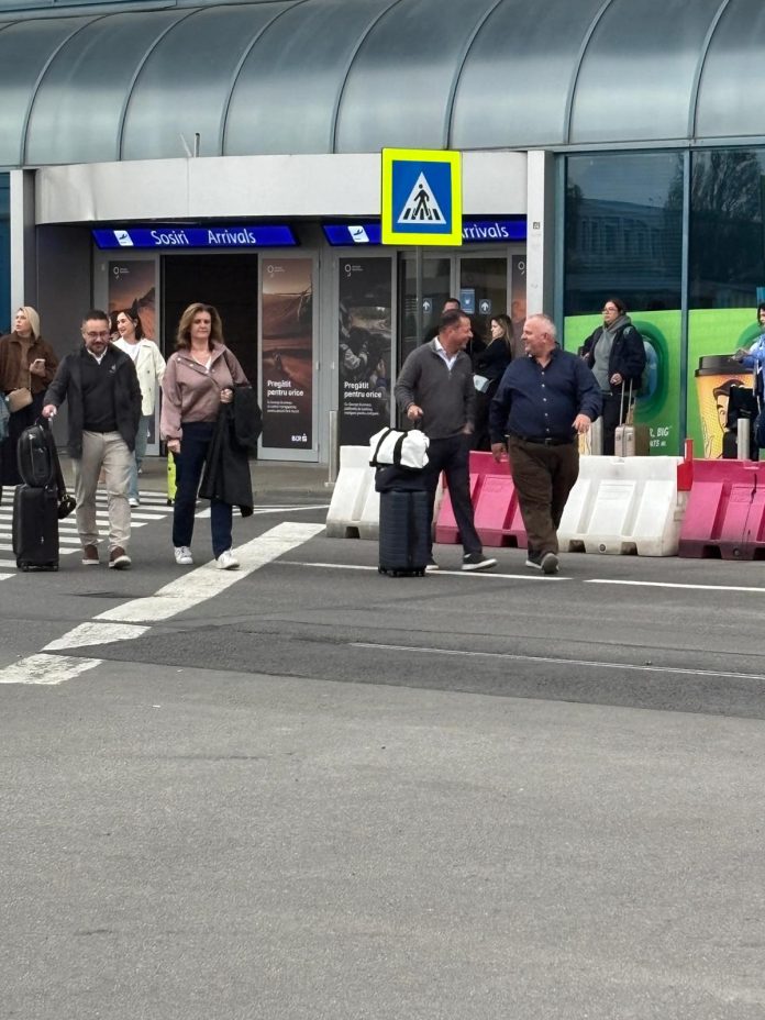 Oamenii lui Trump au ajuns la București. Prim-vicepreședintele și 2 vicepreședinți ai “TRUMP Organization”, veniți în România la negocieri de afaceri! Oamenii lui Trump au ajuns la București. Prim-vicepreședintele și 2 vicepreședinți ai “TRUMP Organization”, veniți în România la negocieri de afaceri!