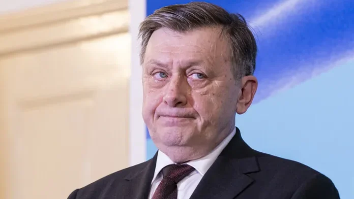 Crin Antonescu: “Mi-ar fi rușine să mă întorc în PNL!” Crin Antonescu: “Mi-ar fi rușine să mă întorc în PNL!”