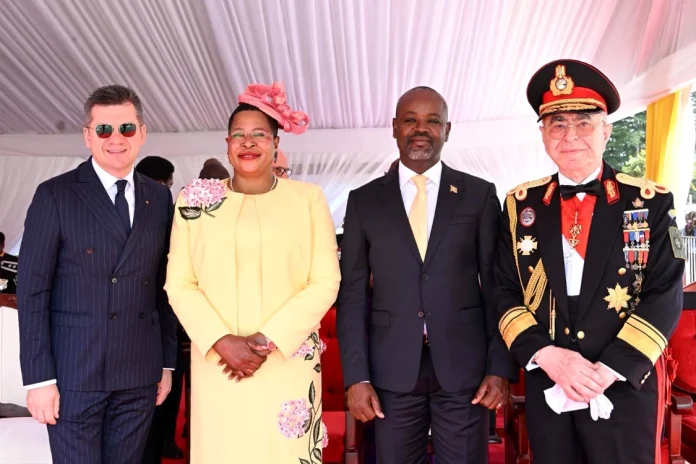 Mihail Neamțu a fost prezent la învestirea dictatorului din Uganda: ”E un lider care nu se jenează să invoce numele lui Hristos!” Mihail Neamțu a fost prezent la învestirea dictatorului din Uganda: ”E un lider care nu se jenează să invoce numele lui Hristos!”