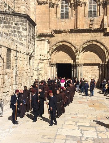 DILEMA provoacă o dezbatere urgentă: batjocorirea și agresarea creștinilor din Israel!