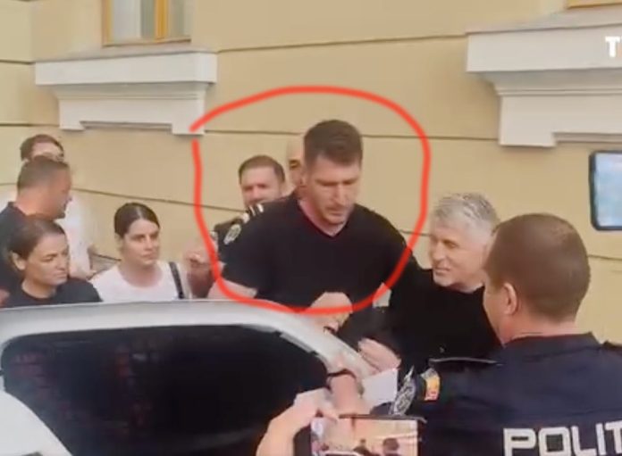 Liviu Alexa, dezvăluiri senzaționale despre banii și bătăușii homosexualului Pomohaci! Liviu Alexa, dezvăluiri senzaționale despre banii și bătăușii homosexualului Pomohaci!