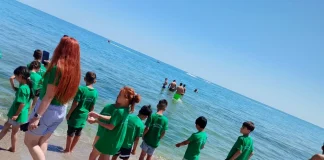 Uite că se poate! O mică școală dintr-un sat oltean a eliminat abandonul școlar, dă premii ceasuri și biciclete, duce elevii în vacanță la mare. (ADEVĂRUL)