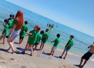 Uite că se poate! O mică școală dintr-un sat oltean a eliminat abandonul școlar, dă premii ceasuri și biciclete, duce elevii în vacanță la mare. (ADEVĂRUL)