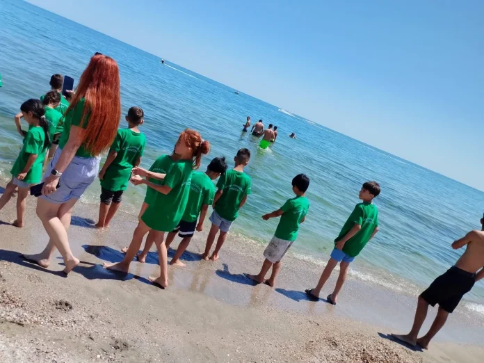 Uite că se poate! O mică școală dintr-un sat oltean a eliminat abandonul școlar, dă premii ceasuri și biciclete, duce elevii în vacanță la mare. (ADEVĂRUL) Uite că se poate! O mică școală dintr-un sat oltean a eliminat abandonul școlar, dă premii ceasuri și biciclete, duce elevii în vacanță la mare. (ADEVĂRUL)