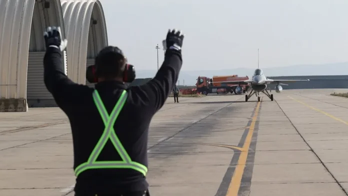DEFAPT.RO: Baza pentru avioanele F-35 va fi construită de o firmă care nu are inginer coordonator al lucrării. MApN a închis ochii, deși doi ofițeri din comisia de licitație au cerut descalificarea firmei! DEFAPT.RO: Baza pentru avioanele F-35 va fi construită de o firmă care nu are inginer coordonator al lucrării. MApN a închis ochii, deși doi ofițeri din comisia de licitație au cerut descalificarea firmei!