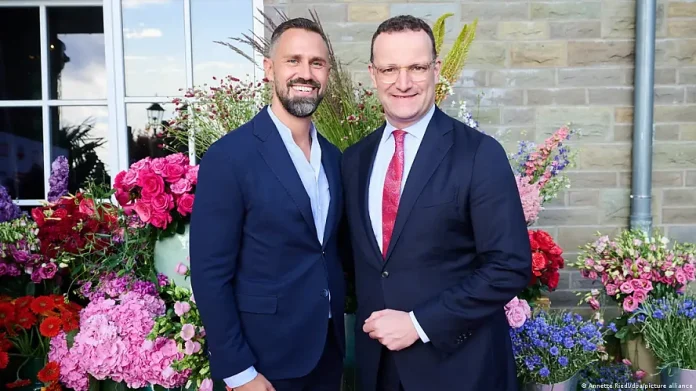 Politica în Germania. Liderul majorității parlamentare a demisionat, era un homosexual care, împreună cu soțul său, au devenit părinți cu ajutorul unei mame surogat! Politica în Germania. Liderul majorității parlamentare a demisionat, era un homosexual care, împreună cu soțul său, au devenit părinți cu ajutorul unei mame surogat!