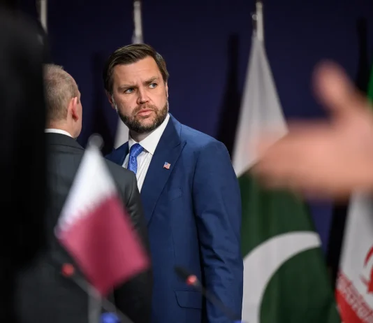 Iranul i-a trimis un mesaj lui JD Vance, avertizându-l că Kushner și Witkoff „abuzează” de accesul lor privilegiat la negocieri