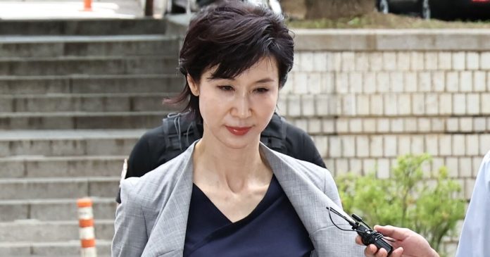 Cel mai scump divorț din lume! Un miliardar sud-coreean plătește 644 milioane de dolari pentru infidelitate. Cel mai scump divorț din lume! Un miliardar sud-coreean plătește 644 milioane de dolari pentru infidelitate.