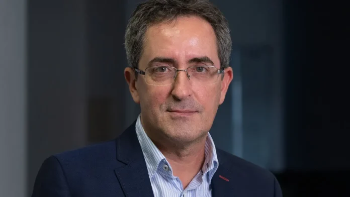 Sorin Ioniță despre fotbal și politică, sfârșitul Campionatului Mondial așa cum îl știam (G4MEDIA) Sorin Ioniță despre fotbal și politică, sfârșitul Campionatului Mondial așa cum îl știam (G4MEDIA)