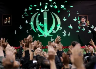 Funeraliile lui Ali Khamenei organizate în paralel cu Ziua Independenței SUA. Mulțimea iranienilor scandează ”Moarte Americii!”