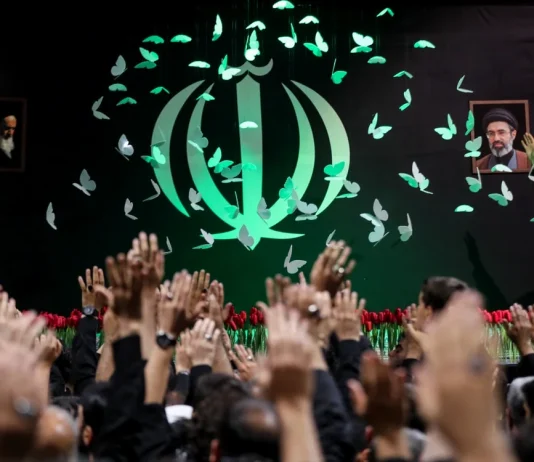 Funeraliile lui Ali Khamenei organizate în paralel cu Ziua Independenței SUA. Mulțimea iranienilor scandează ”Moarte Americii!”