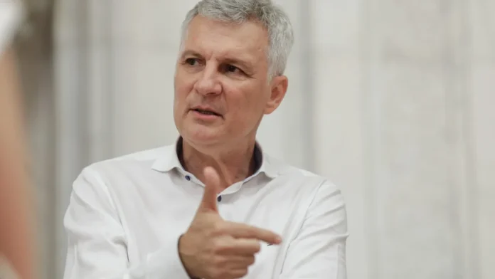 Daniel Zamfir cere demiterea “consilierului-dinozaur” al lui Mugur Isărescu. Acesta a afirmat că “românii vor ajunge să mănânce frunze și scoarță de copac Daniel Zamfir cere demiterea “consilierului-dinozaur” al lui Mugur Isărescu. Acesta a afirmat că “românii vor ajunge să mănânce frunze și scoarță de copac