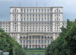Bolojan are energie pentru Ucraina, românilor le cere economie. Luni seara Palatul Parlamentului iluminat în galben-albastru!