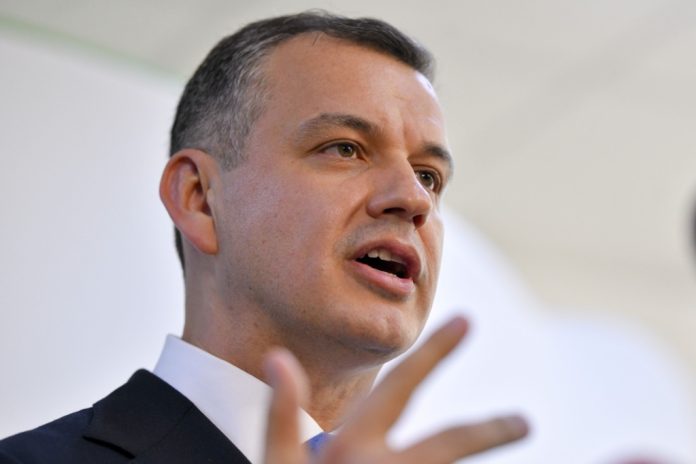 Eugen Tomac revine: “Sunt onorat c-am reușit să conving profesioniștii să intre în Guvern, pozițiile partidelor au fost însă ridicole și inflexibile!” Eugen Tomac revine: “Sunt onorat c-am reușit să conving profesioniștii să intre în Guvern, pozițiile partidelor au fost însă ridicole și inflexibile!”